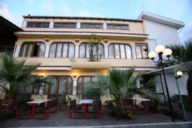 Hotel All'Antico Pozzo Barcellona-Pozzo di Gotto Bagian luar foto