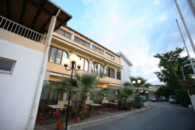 Hotel All'Antico Pozzo Barcellona-Pozzo di Gotto Bagian luar foto