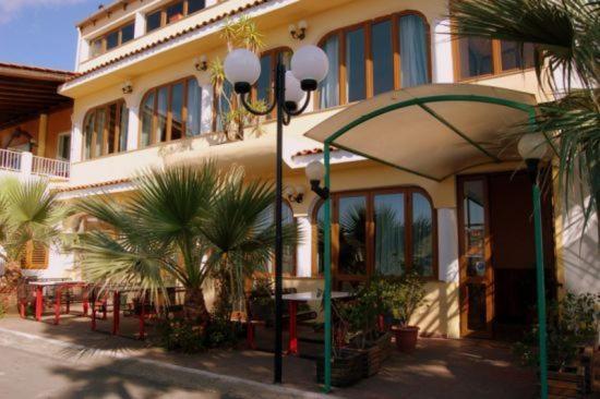 Hotel All'Antico Pozzo Barcellona-Pozzo di Gotto Bagian luar foto