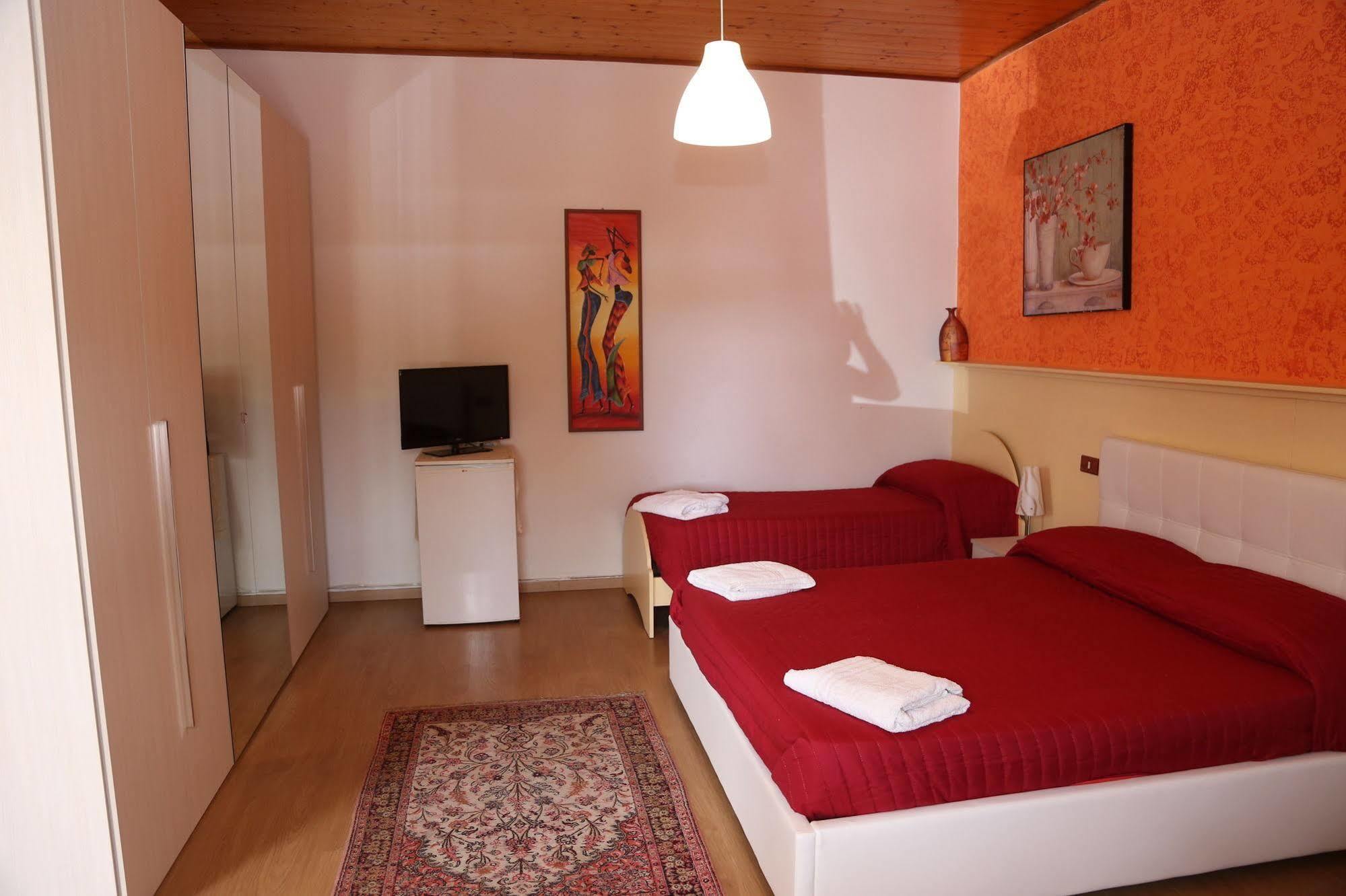 Hotel All'Antico Pozzo Barcellona-Pozzo di Gotto Bagian luar foto